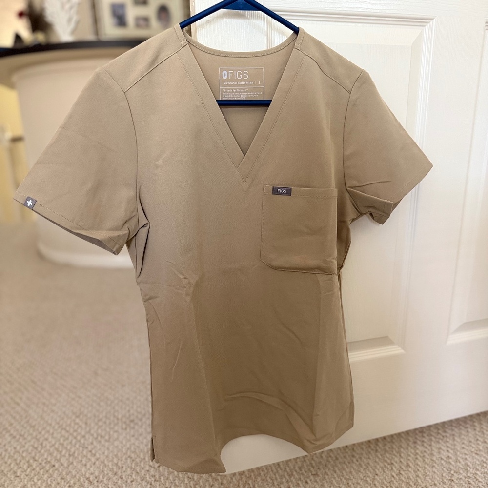 NEW FIGS Women's Small Sandstone Catarina One Pocket Scrub Top